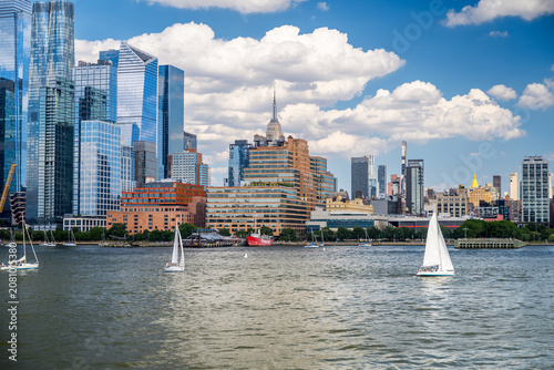 Tableau sur toile Sailboats crossing Hudson River near Empire State Building