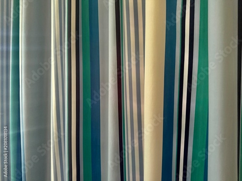 Rideau textile à rayures verticales bleues vertes et beiges