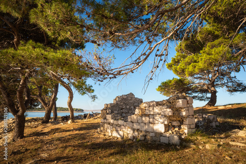 Foto old stone ruin on island of rab