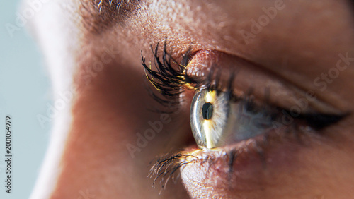 Fotografía Close-up of a female eye during a slit lamp ophthalmic examination