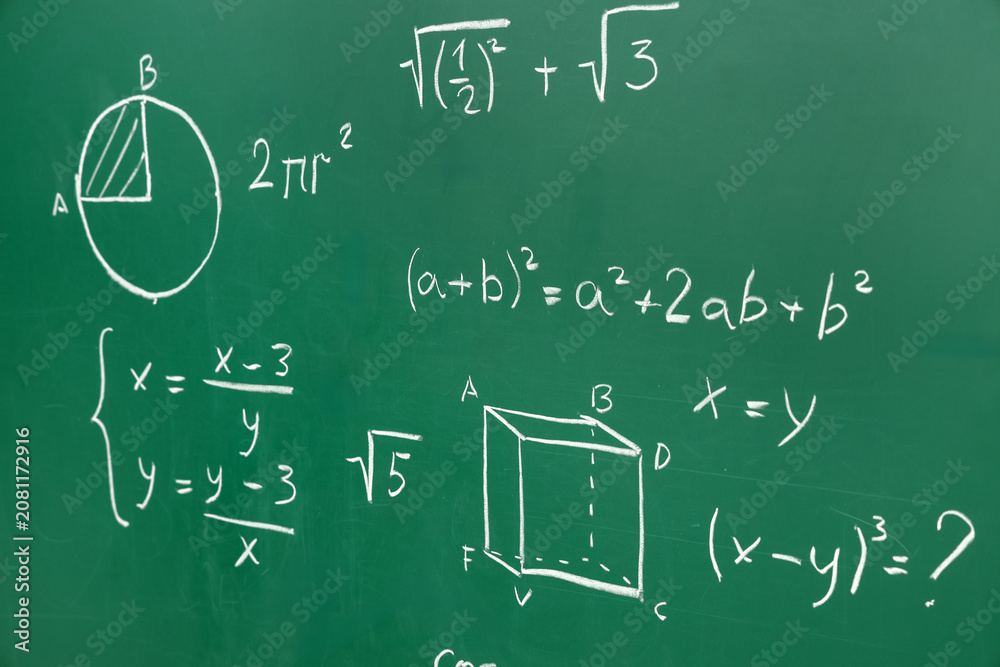 Obraz premium Drawn geometric figures and math formulas on green chalkboard
