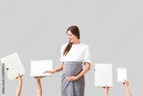 Young pregnant businesswoma...