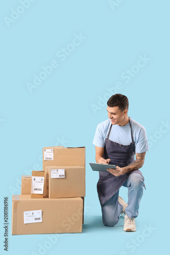 Male online store seller wi...