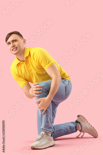 Young man suffering from kn...