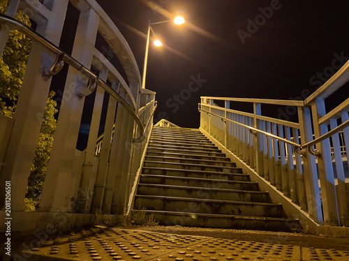 夜空へ続く歩道橋の階段、誰もいない静かな歩道橋をローアングルで撮影した風景写真