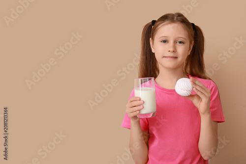 Little girl with milk and z...