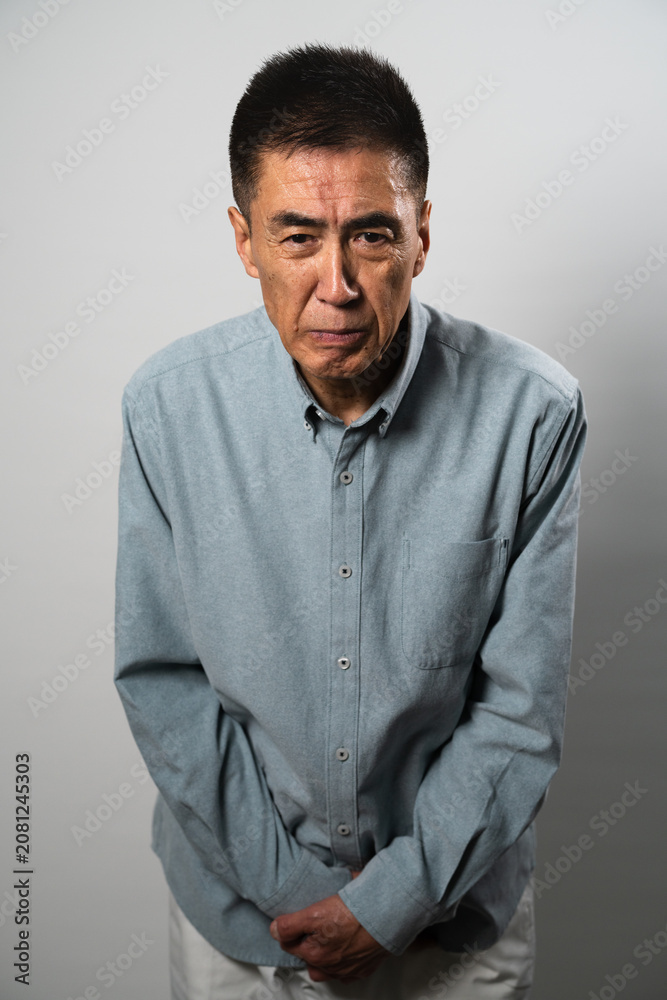 Obraz premium 私服のシニア男性の立ち姿 ライフスタイルイメージ