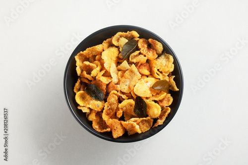 Foto Indian snack  called corn flakes chivda, Isolated on white background