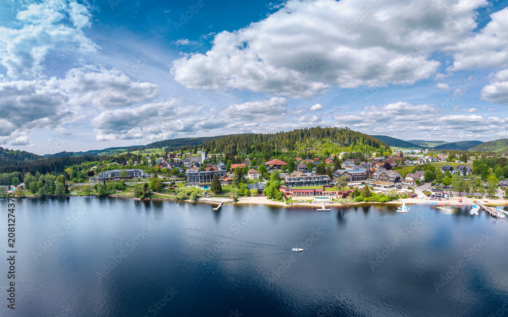 Naklejka premium A view of the lakeside promenade in Neustadt am Titisee