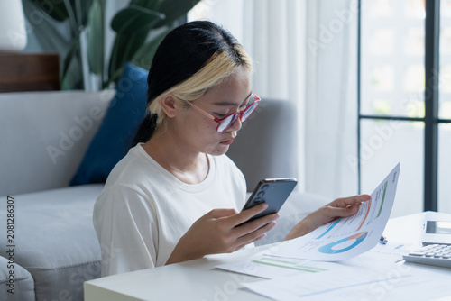 Konstfotografi Young Asian Woman Holding Paying Bills on Mobile App