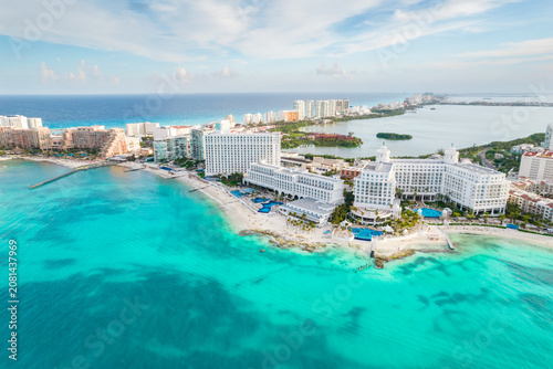 Foto Aerial panoramic view of Cancun beach and city hotel zone in Mexico