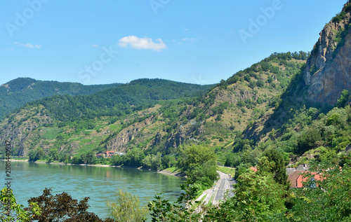 Foto Scenic landscape of the Danube Valley near Dürnstein in the Wachau region, Austria with terraced vineyards and rocky hills