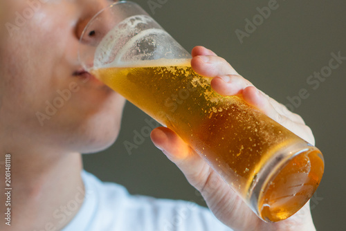 飲みかけのグラスビール