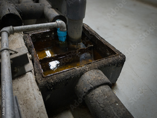 Foto Close-up photo of industrial siphon drainage system with pipes and grease trap