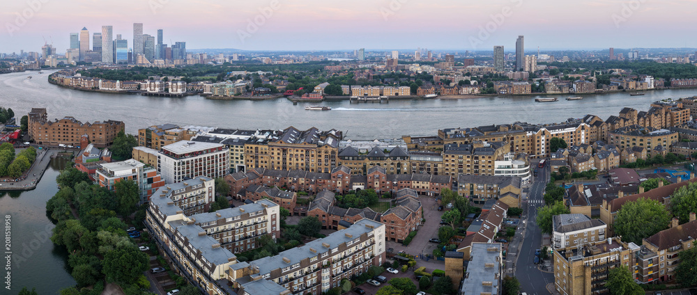 Obraz premium Aerial Panorama of River Thames and Canary Wharf Skyline at Dusk