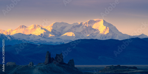 Tableau sur toile The first rays of the morning sun illuminate Cho Oyu and a historic earthen fortress built during the Chinese Qing dynasty to defend Tibet's southern frontier