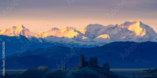 Quadro su tela The first rays of the morning sun illuminate Cho Oyu and a historic earthen fortress built during the Chinese Qing dynasty to defend Tibet's southern frontier