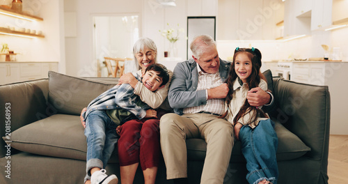 Canvastavla Smile, grandparents and playing in home with children, love or bonding together for weekend fun