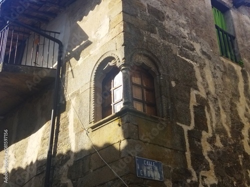 Ventana gótica en esquina con columna central en la Calle del Chorro de Hoyos, Sierra de Gata, Cáceres, España.