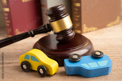 Foto Car accident lawsuit and insurance, Judge hammer with car model.