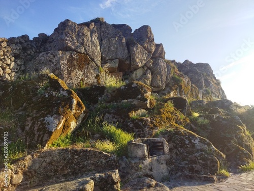 Formación rocosa de granito con musgo al atardecer en el cerro de Trevejo, Sierra de Gata, Cáceres, España.