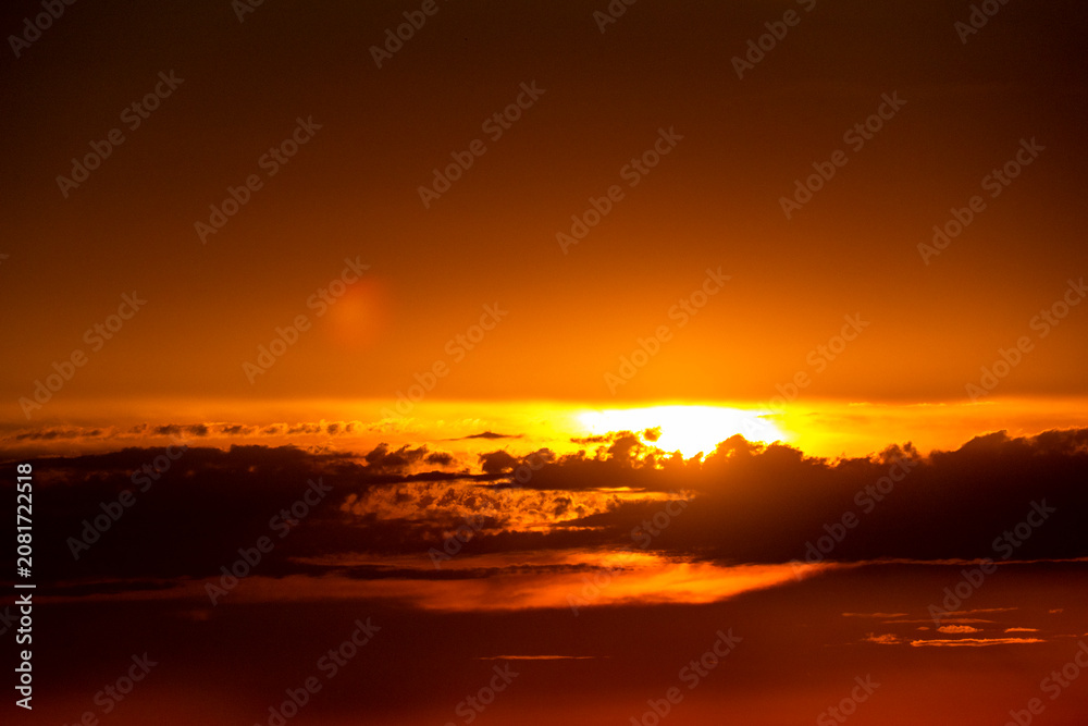 Fototapeta premium Wolkenhimmel bei Sonnenuntergang