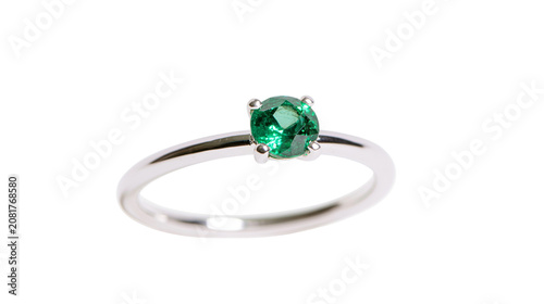 фотографія Delicate silver ring with a single round green emerald gemstone, isolated on tra