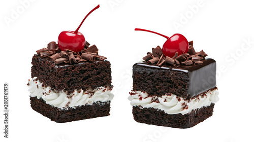 Foto Two decadent chocolate cake slices with whipped cream chocolate shavings and mar