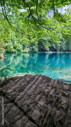 Foto lago alpes suíços paisagem idílica bucólicaneve verde motanha glaciar lago refle