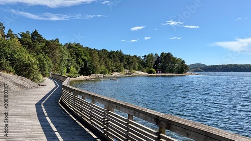 Fotografie Wooden boardwalk curving along Oslo fjord in Son, Norway