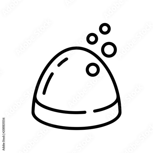 Simple line drawing of a hat.