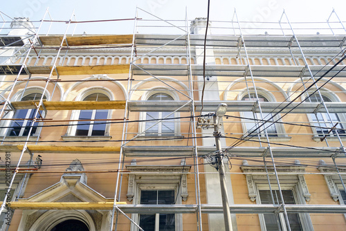 Photos Historic building facade enclosed by scaffolding during architectural conservation work