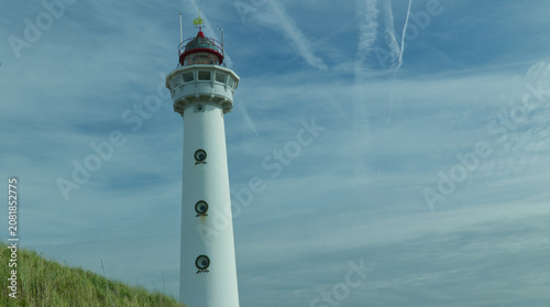 Historischer weißer J. C. J. van Speijk Leuchtturm in Egmond an Zee vor blauem Himmel