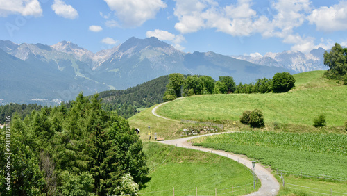 Foto Austrian Alpine Landscape in Summer in Pitztal Valley with Hiking Path