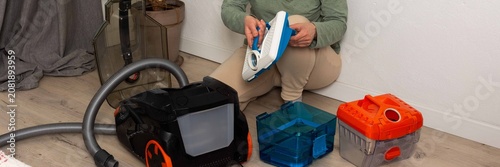 Foto A person is getting ready to vacuum a room