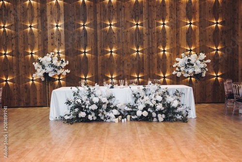 Obraz na plátne Elegant floral arrangement lines a long white-draped table