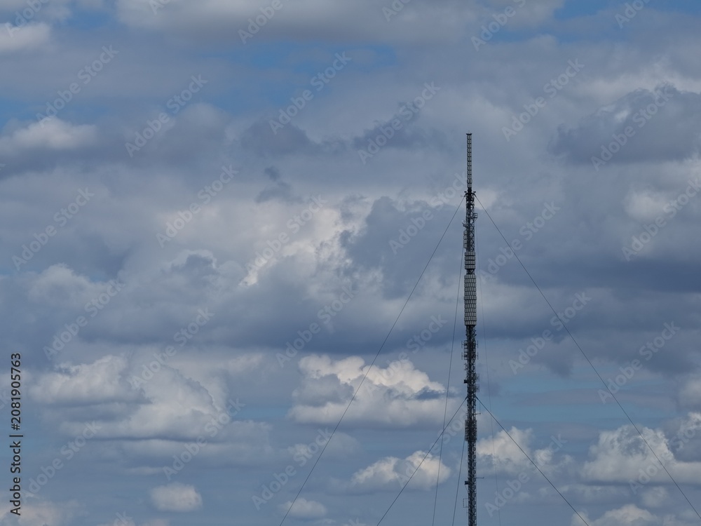 Obraz premium Tall Metal Broadcast Tower Against a Daytime Cloudy Sky