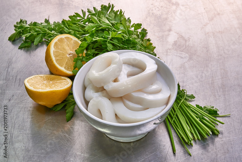 Bild auf Leinwand Bowl of calamares with parsley and lemon