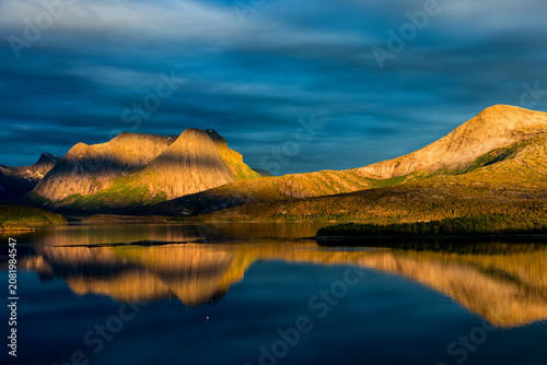 Mitternachtssonne am Efjord in Norwegen bei Narvik