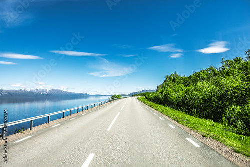 Europastrasse E 10 am Torneträsk See bei Abisko Nationalpark in Schwedisch La...
