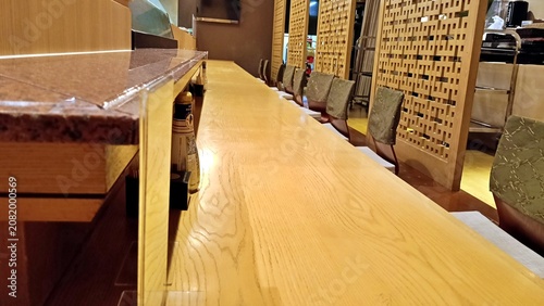 和食店の木製カウンター席