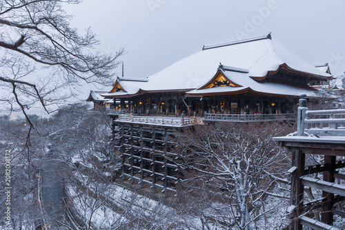 Foto Beautiful panoramic winter landscape of an ancient Japanese temple pavilion on a hillside covered in pure white snow, Kyoto, Japan