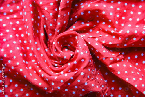 Fotografie Tissu rouge à pois blancs enroulé