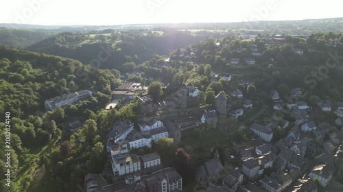 Monschau in der Eifel  mit Altstadt, Burg und Fluß Rur, NRW