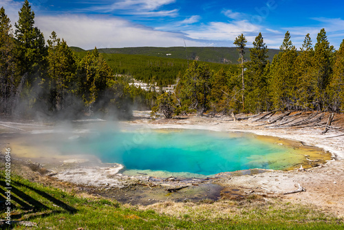Foto Scenic turquoise pool at Norris Geyser Basin