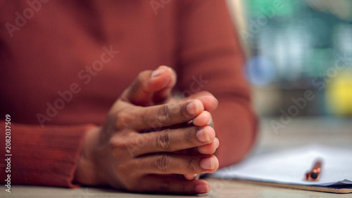 Obraz na plátně Hands clasped together show quiet focus or anticipation