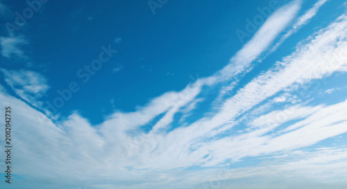 Foto Panoramic blue sky landscape, vibrant blue sky filled with a combination of cirr