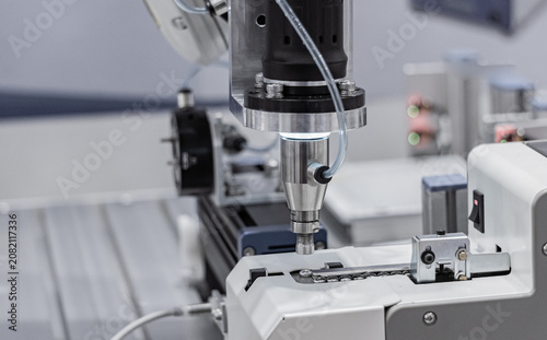 Fotografie Automatic nut tightening machine screw and nut tightening machine tighten bolt m
