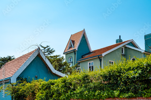 фотографія Close-up of Qingdao Green European-Style House with Red Pitched Roof, China