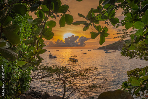Coucher de soleil à la réserve Cousteau sur la plage de Malendure en Guadeloupe, Bouillante, Basse-Terre, Antilles Françaises.